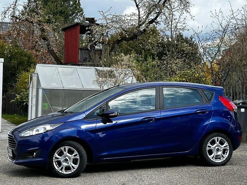 Gebraucht Ford Fiesta 101 PS (74 kW) 2014 Blau Kleinwagen