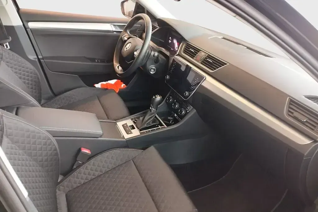 Gebraucht Skoda Superb Ambition 150 PS (110 kW) 2024 Blackmagic perleffekt Kombi