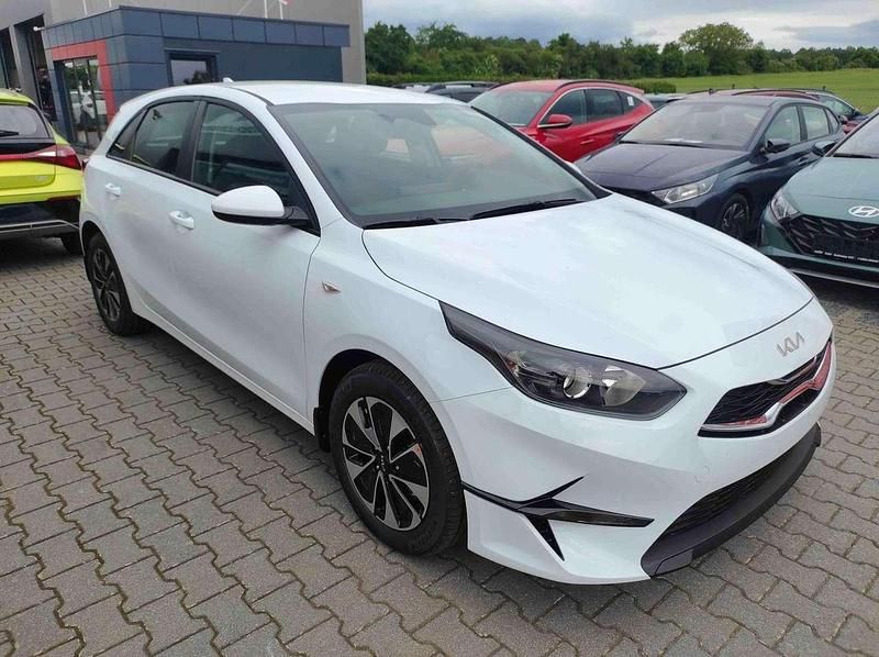 Weiß Neu 2025 Kia Ceed Limousine | 21.479 € (Fairer Preis) - Bild 1/1