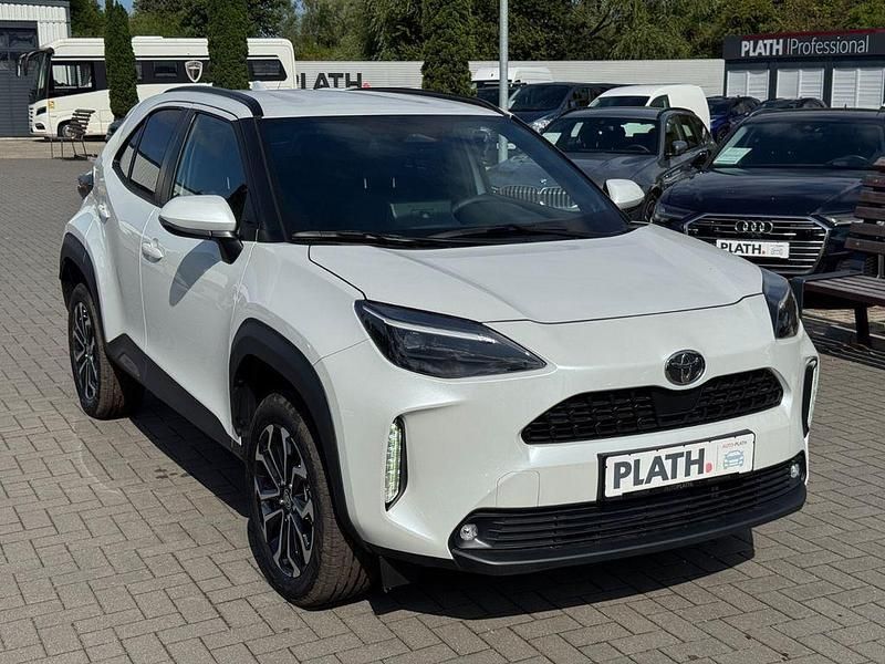 Neu Toyota Yaris Cross Active 131 PS (96 kW) 2025 Weiß SUV
