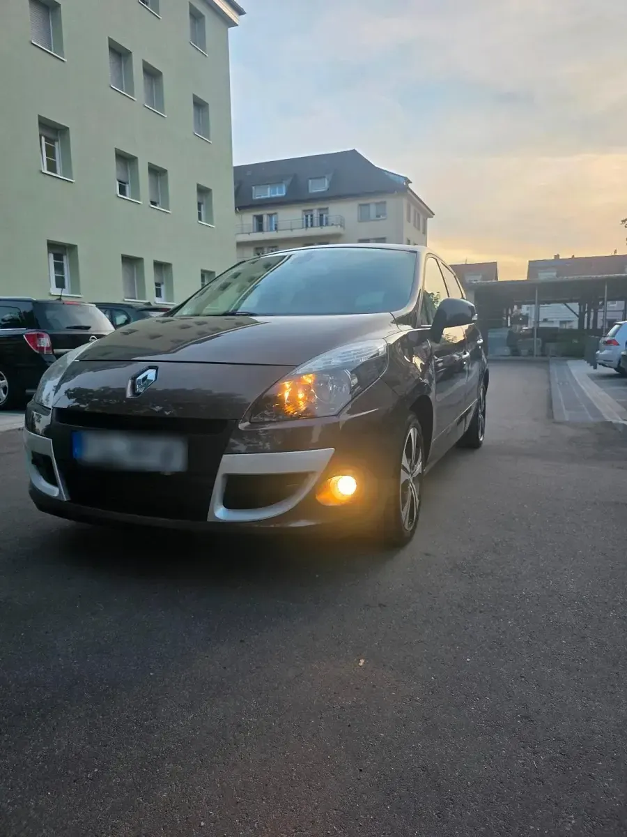 Gebraucht Renault Grand Scénic III 140 PS (102 kW) 2011 Braun Van / Kleinbus