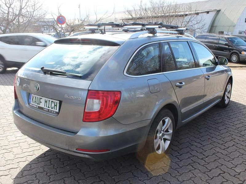 Gebraucht Skoda Superb Ambition 105 PS (77 kW) 2011 Platin grau metallic Kombi