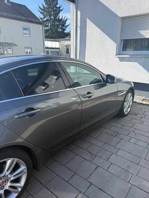 Gebraucht Jaguar XE Prestige 179 PS (131 kW) 2016 Grau Limousine
