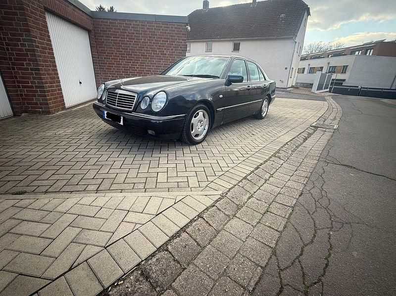 Gebraucht Mercedes E420 Avantgarde 279 PS (205 kW) 1996 Schwarz Limousine