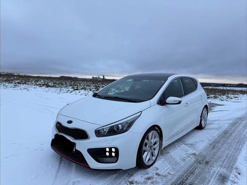Weiß Gebraucht 2015 Kia Ceed GT-Track Kleinwagen | 11.900 € (Fairer Preis) - Bild 1/4