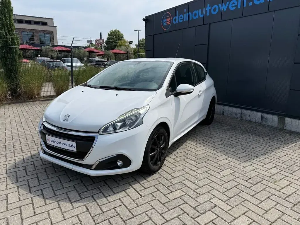 Gebraucht Peugeot 208 Active 68 PS (50 kW) 2015 Weiß Kleinwagen