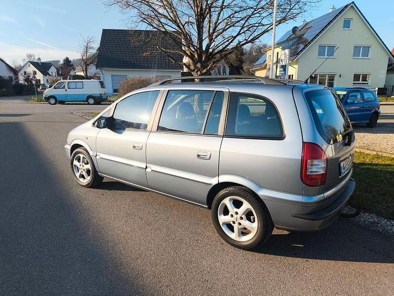 Gebraucht Opel Zafira Elegance 125 PS (91 kW) 2004 Silber Van / Kleinbus
