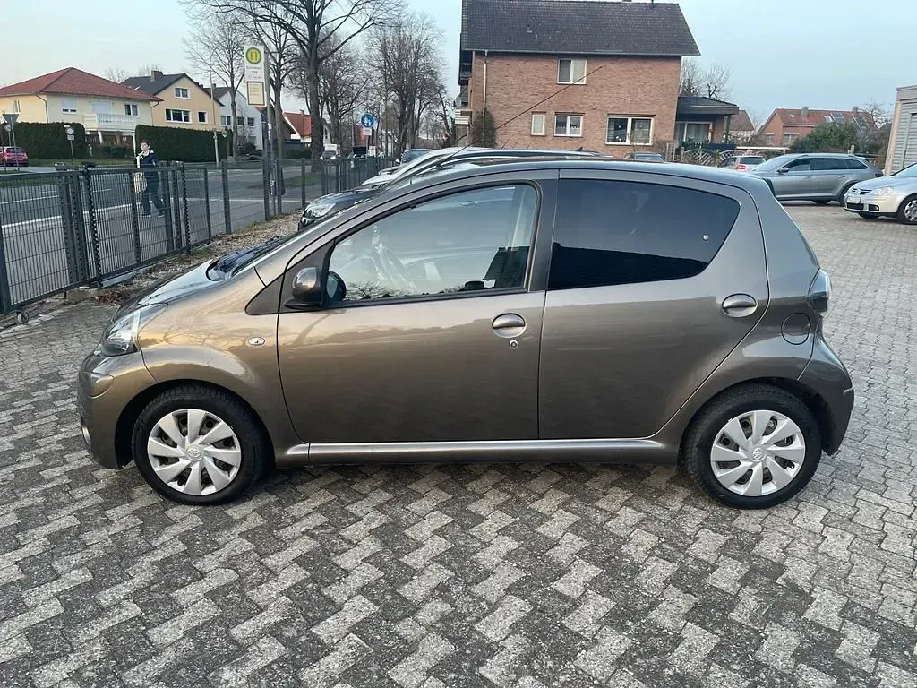 Gebraucht Toyota Aygo Connect Style 68 PS (50 kW) 2012 Braun Kleinwagen
