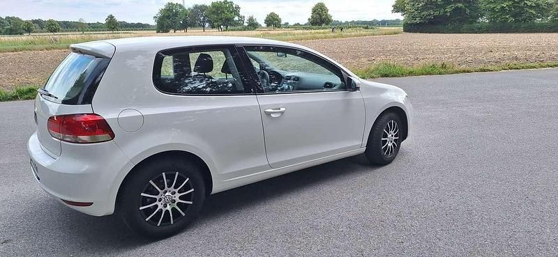 Weiß Gebraucht 2010 VW Golf VI Trendline Limousine | 3.100 € (Superpreis) - Bild 1/4