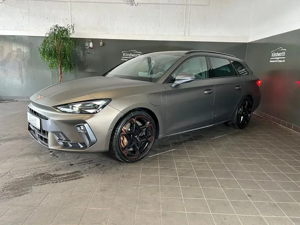Używany Cupra Leon VZ 272 KM (200 kW) 2025 Brązowy Sedan/Limuzyna