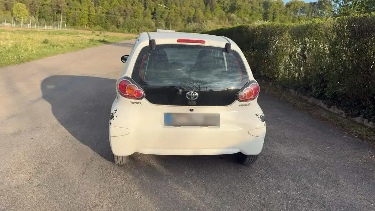 Gebraucht Toyota Aygo 68 PS (50 kW) 2011 Weiß Kleinwagen