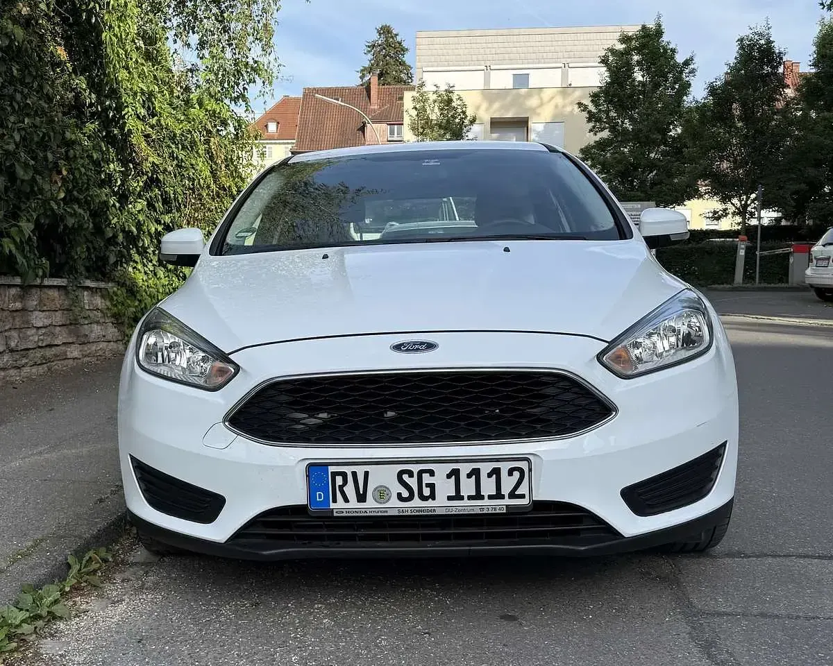 Gebraucht Ford Focus Ambiente 86 PS (63 kW) 2015 Weiß Kleinwagen