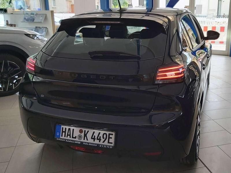 Gebraucht Peugeot e-208 Style 100 kW (136 PS) 2025 Lackierung schwarz perla nera Kleinwagen