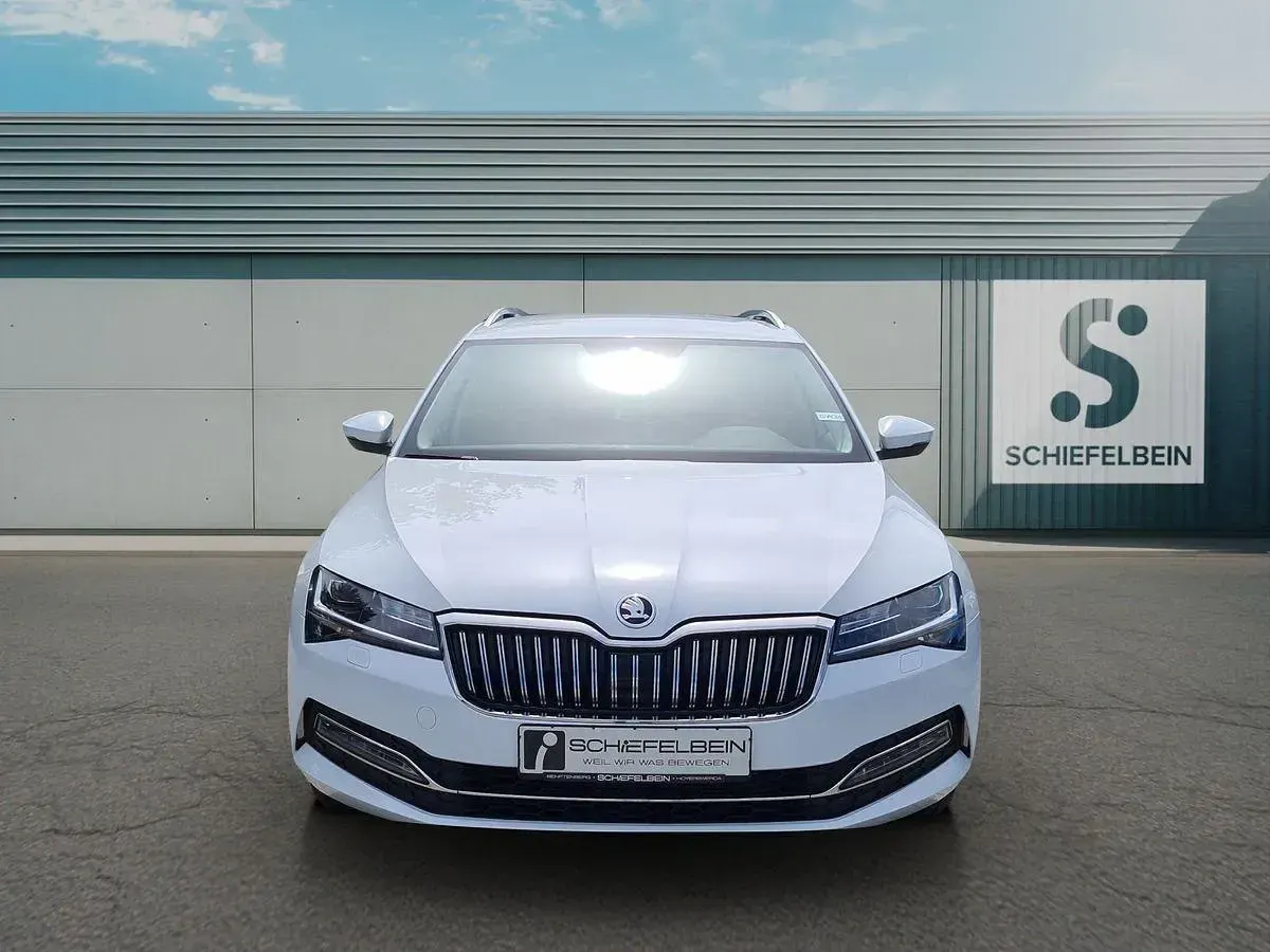 Gebraucht Skoda Superb Style 150 PS (110 kW) 2022 Moonweiss metallic Kombi