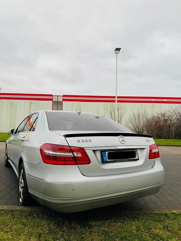 Gebraucht Mercedes E220 170 PS (125 kW) 2009 Silber Limousine