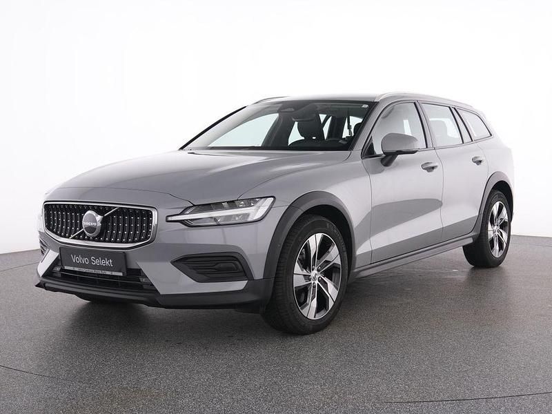 Gebraucht Volvo V60 CC Plus 197 PS (144 kW) 2024 Grau vapour grey / metallic Kombi