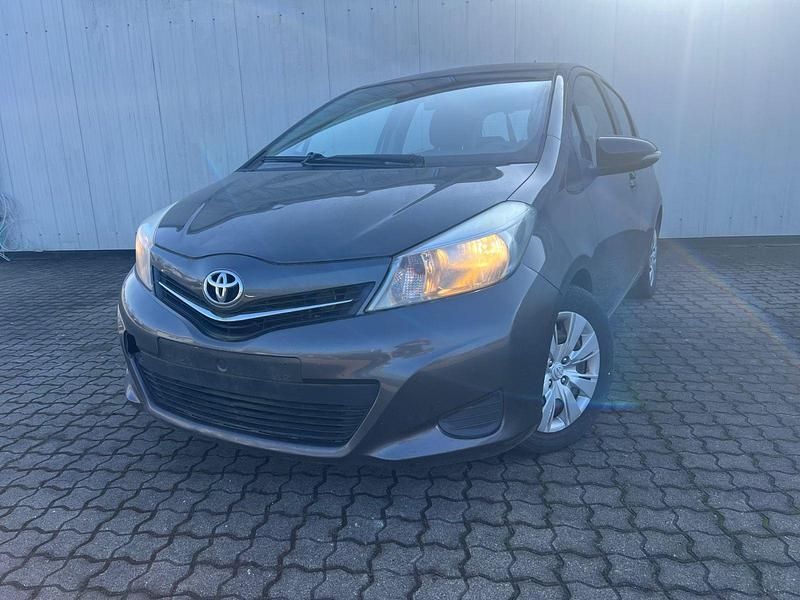 Gebraucht Toyota Yaris 90 PS (66 kW) 2012 Grau Kleinwagen