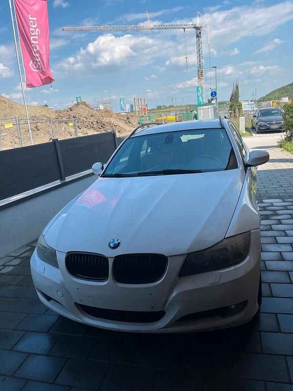 Gebraucht BMW 320 177 PS (130 kW) 2009 Weiß Kombi
