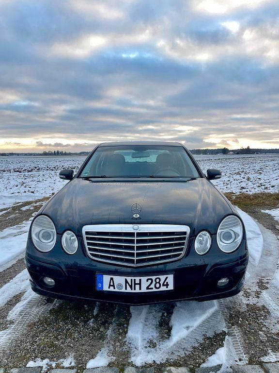 Schwarz Gebraucht 2007 Mercedes E200 Classic Limousine | 4.300 € (Fairer Preis) - Bild 1/4