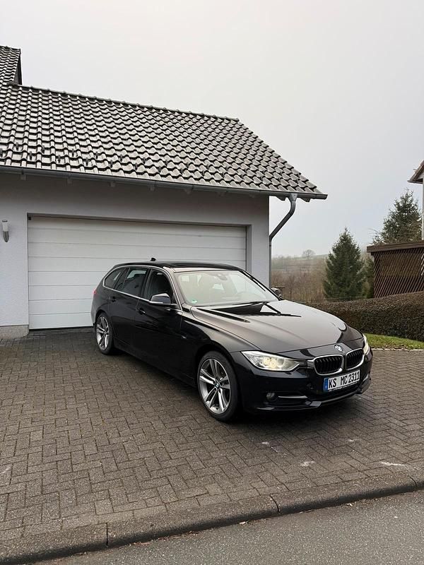 Schwarz Gebraucht 2013 BMW 320 Kombi | 9.200 € (Fairer Preis) - Bild 1/4
