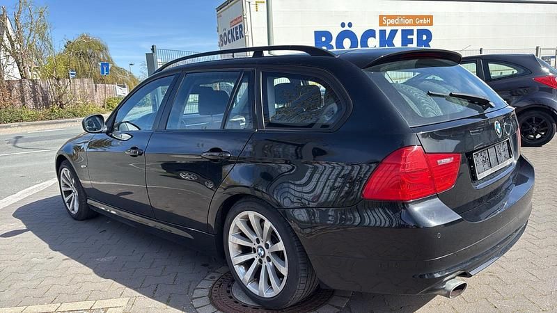 Gebraucht BMW 320 170 PS (125 kW) 2010 Schwarz Kombi