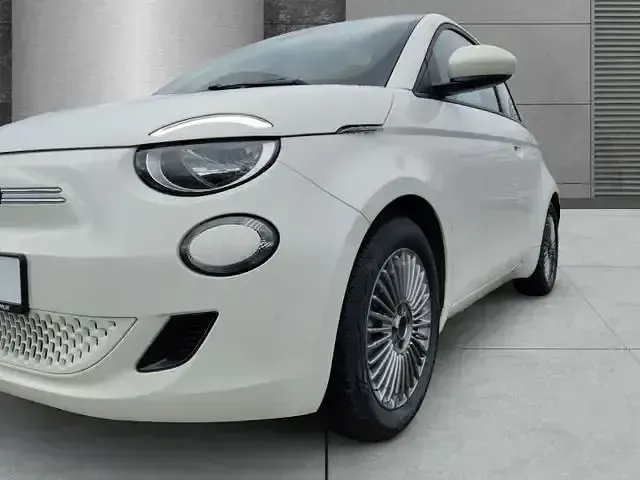 Gebraucht Fiat 500e Basis 86 kW (118 PS) 2023 Arktis weiß Kleinwagen