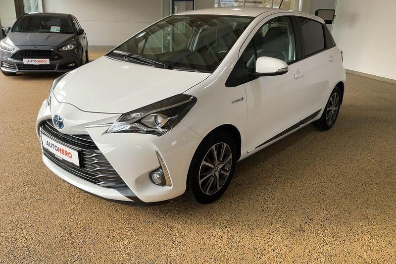 Weiß Gebraucht 2019 Toyota Yaris Club Limousine | 17.360 € (Teuer) - Bild 1/3
