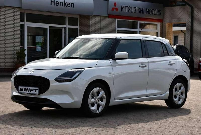 Pure white pearl metallic Neu 2025 Suzuki Swift Comfort Kleinwagen | 21.990 € - Bild 1/4