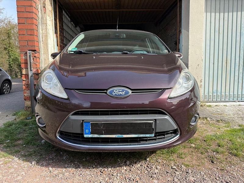 Gebraucht Ford Fiesta Titanium 75 PS (55 kW) 2010 Rot Kleinwagen
