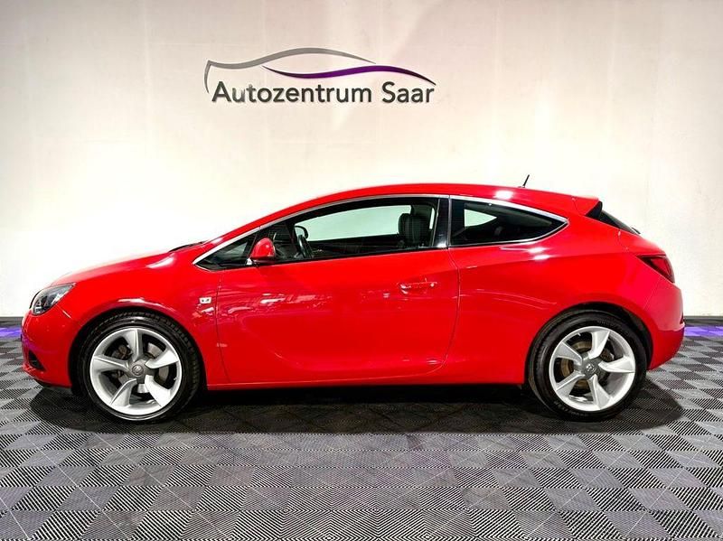 Gebraucht Opel Astra GTC 165 PS (121 kW) 2015 Rot Coupé