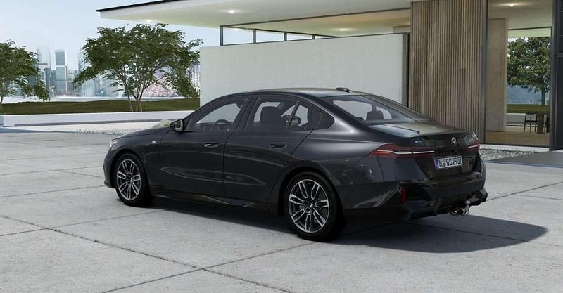 Neu BMW 540 303 PS (222 kW) 2026 Sophistograu brillanteffekt me Limousine