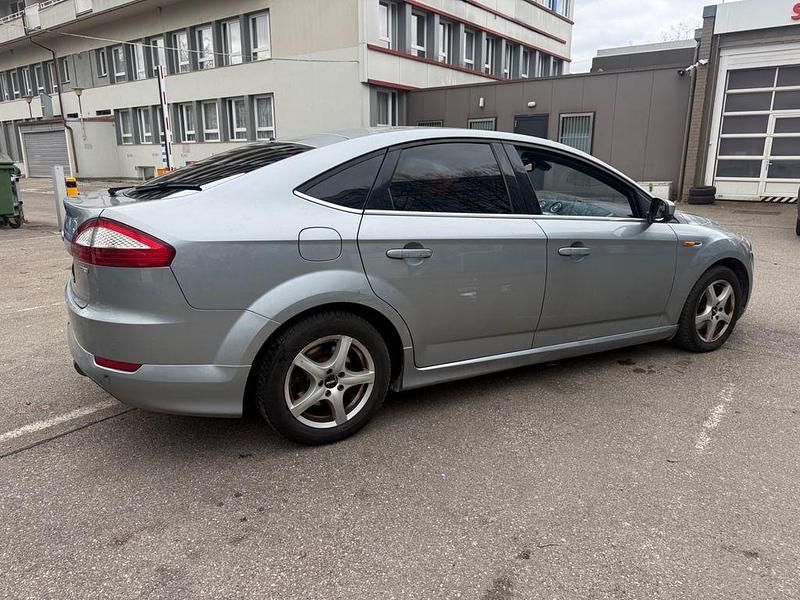 Gebraucht Ford Mondeo Titanium 140 PS (102 kW) 2009 Hypersilber metallic Limousine