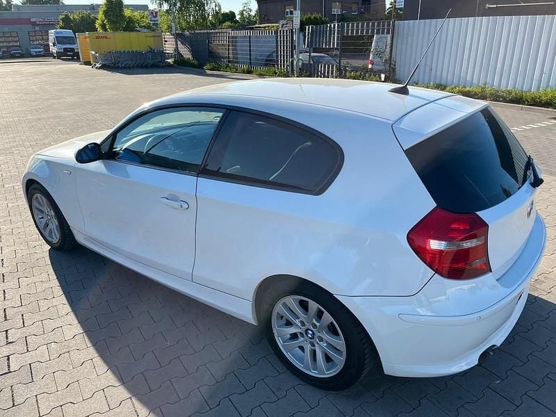 Gebraucht BMW 116 122 PS (89 kW) 2007 Weiß Kleinwagen
