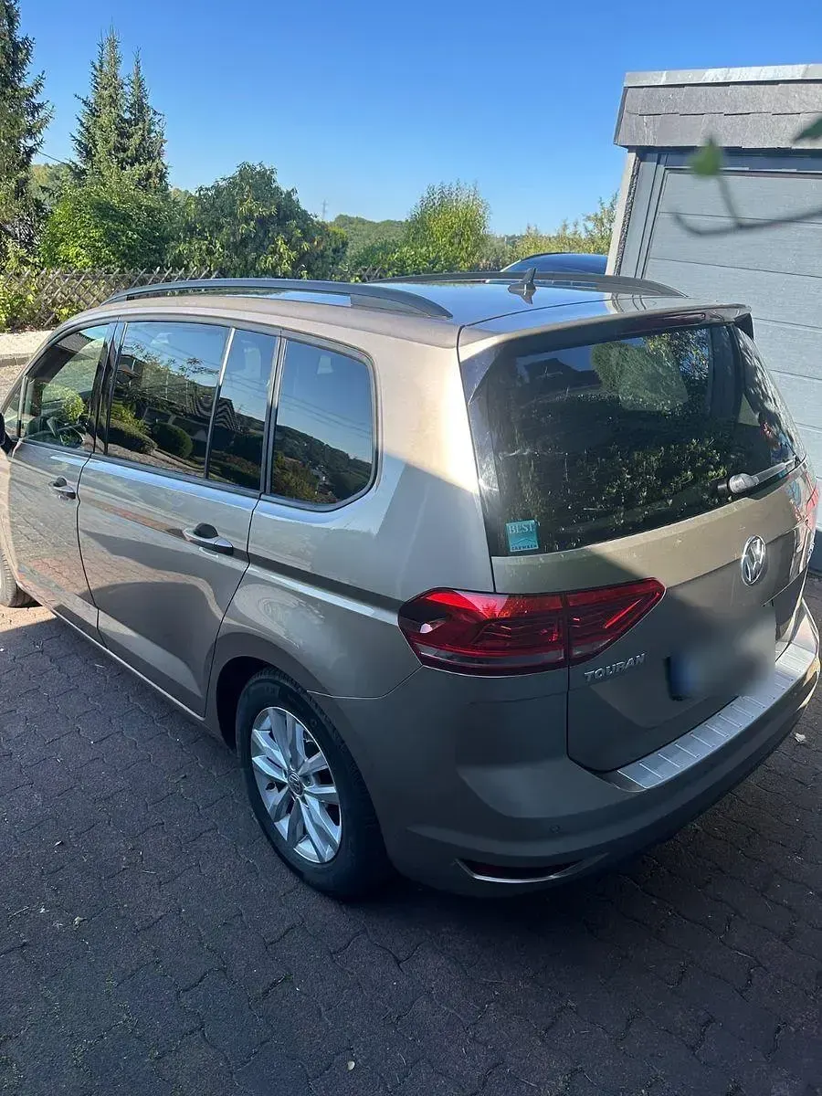 Gebraucht VW Touran Comfortline 150 PS (110 kW) 2017 Gold Van / Kleinbus
