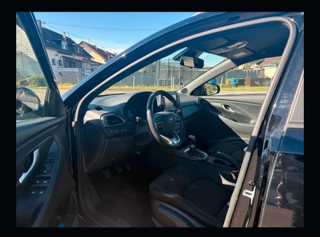 Gebraucht Hyundai i30 120 PS (88 kW) 2018 Schwarz Kombi