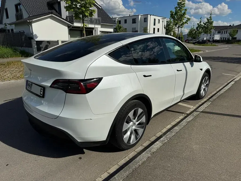 Usata Tesla Model Y Standard Range 219 kW (299 CV) 2023 Bianco SUV
