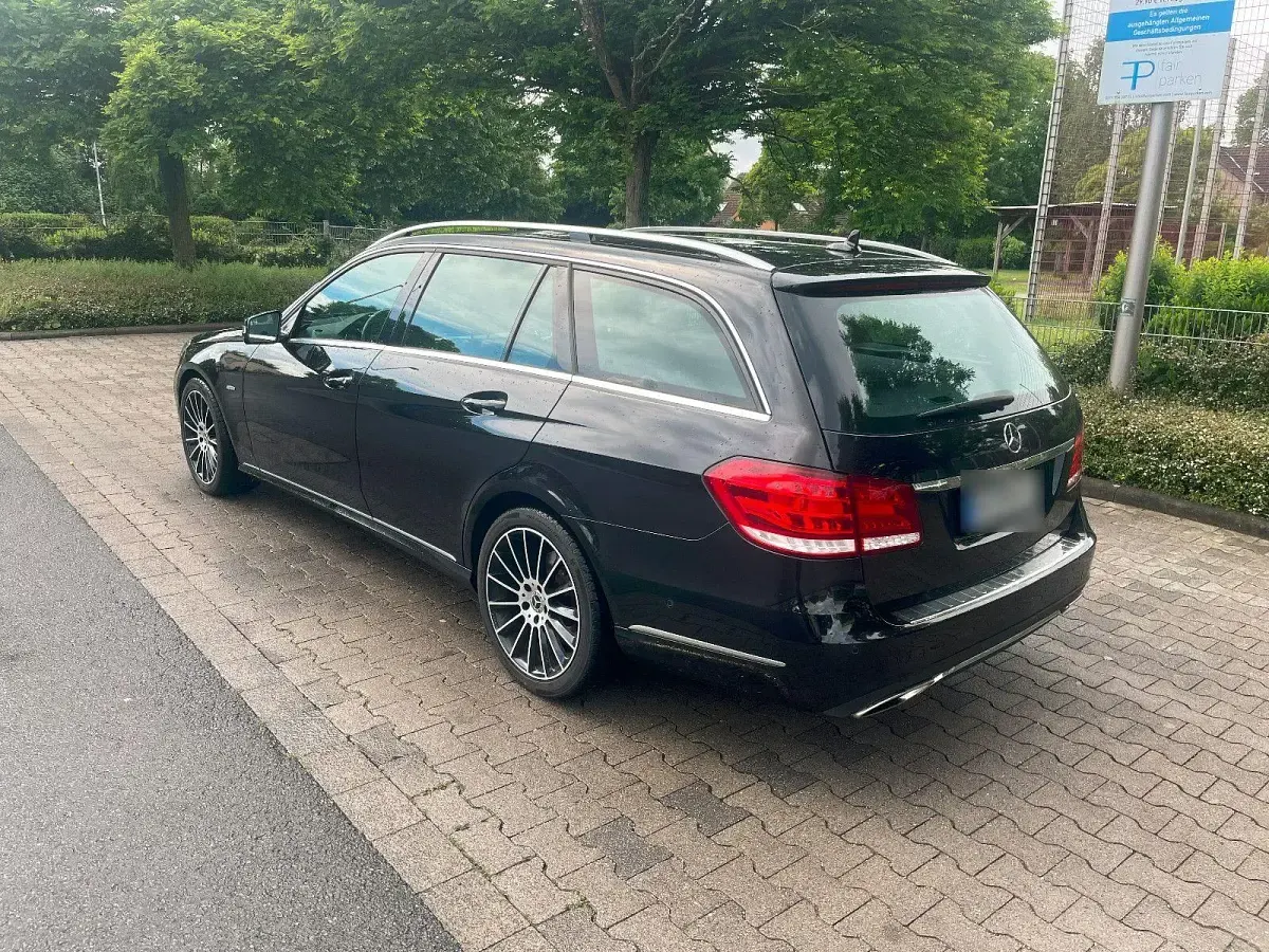 Gebraucht Mercedes E220 Avantgarde 170 PS (125 kW) 2013 Schwarz Limousine
