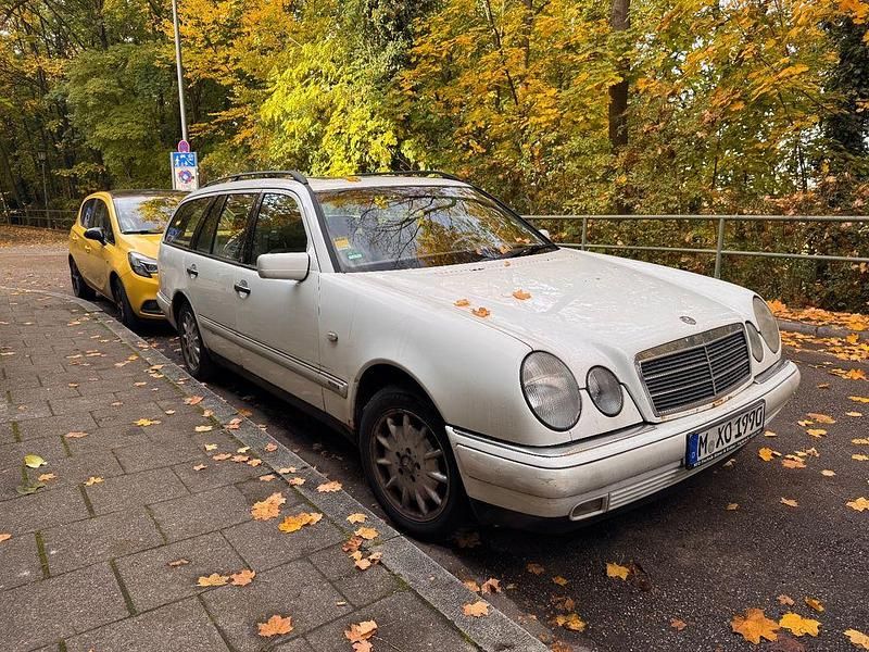 Weiß Gebraucht 1999 Mercedes E220 Elegance Limousine | 1.500 € (Superpreis) - Bild 1/4