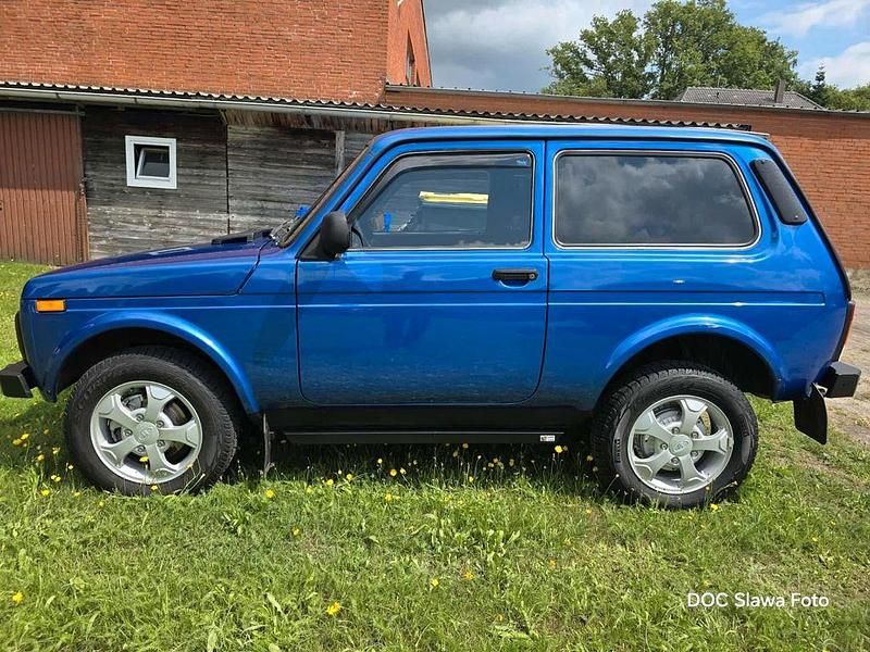 Blau Gebraucht 2017 Lada Urban SUV | 12.900 € (Etwas zu teuer) - Bild 1/4