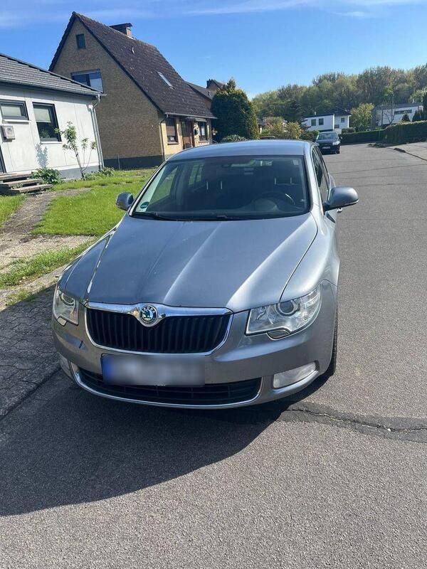 Grau Gebraucht 2011 Skoda Superb Family Limousine | 4.990 € (Superpreis) - Bild 1/4