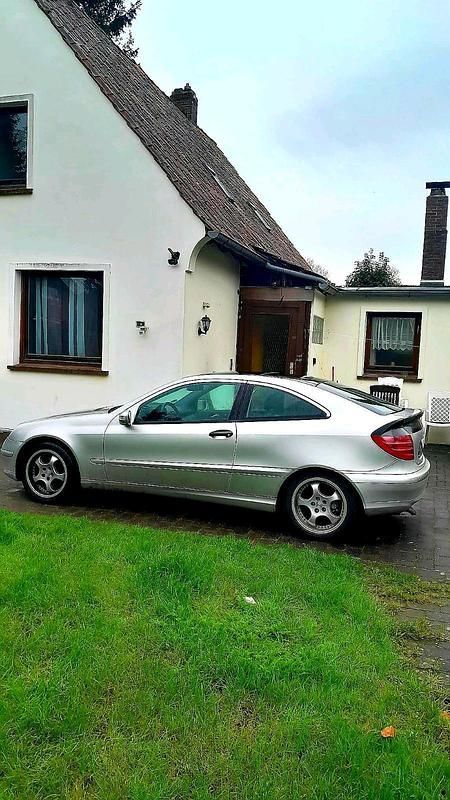 Silber Gebraucht 2004 Mercedes C180 Coupé | 2.100 € (Guter Preis) - Bild 1/4