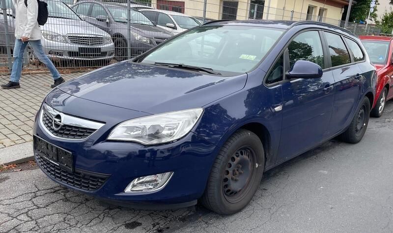 Gebraucht Opel Astra 100 PS (73 kW) 2011 Blau Kombi