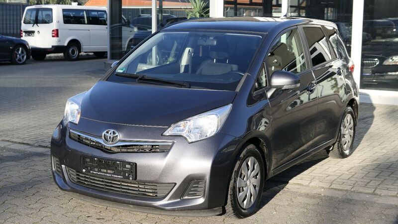Grau Gebraucht 2011 Toyota Verso-S Life Van / Kleinbus | 8.990 € (Fairer Preis) - Bild 1/4
