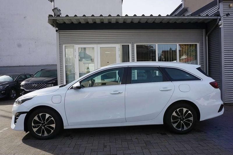 Weiß Gebraucht 2023 Kia Ceed Sportswagon Vision Kombi | 19.899 € (Superpreis) - Bild 1/3