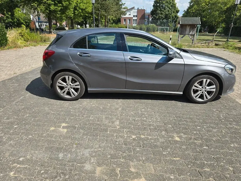 Gebraucht Mercedes A180 Style 122 PS (89 kW) 2016 Grau Kleinwagen