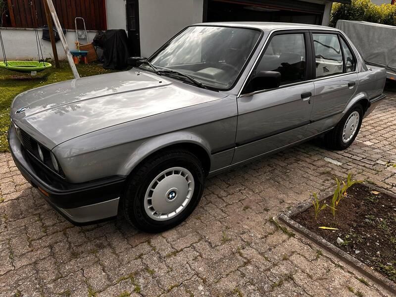 Grau Gebraucht 1988 BMW 318 Limousine | 9.100 € - Bild 1/4