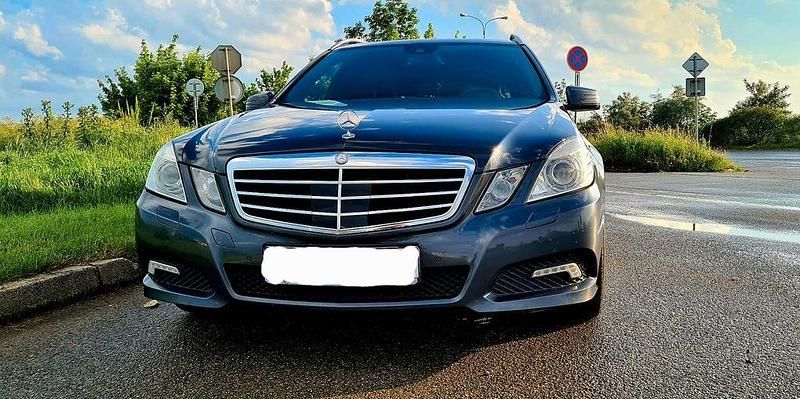 Gebraucht Mercedes E350 Avantgarde 265 PS (194 kW) 2010 Blau Kombi