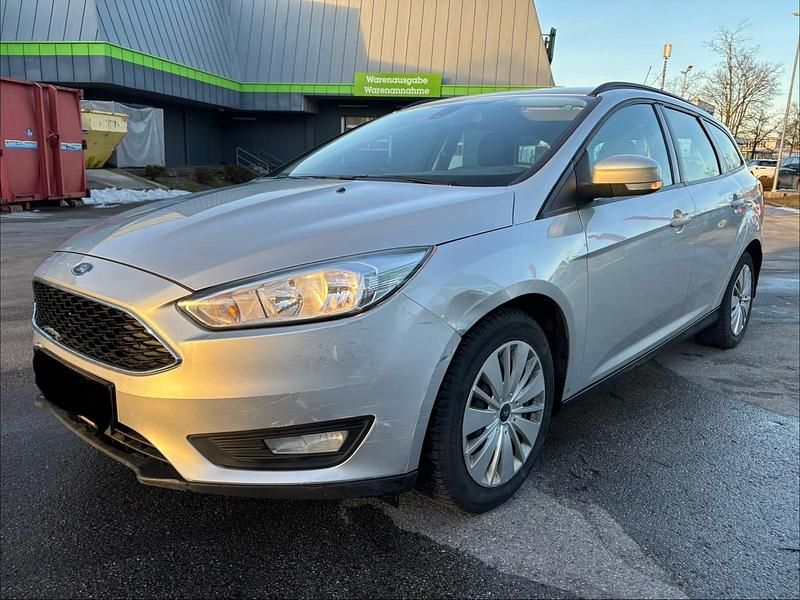 Silber Gebraucht 2016 Ford Focus Kombi | 3.999 € (Superpreis) - Bild 1/4