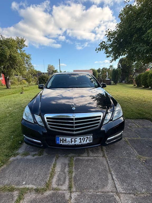 Schwarz Gebraucht 2011 Mercedes E300 Avantgarde Limousine | 7.200 € (Superpreis) - Bild 1/4