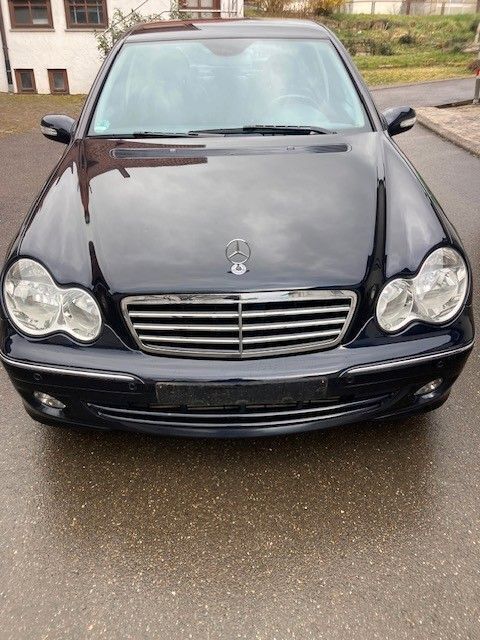 Schwarz Gebraucht 2004 Mercedes 220 Limousine | 5.500 € (Superpreis) - Bild 1/4